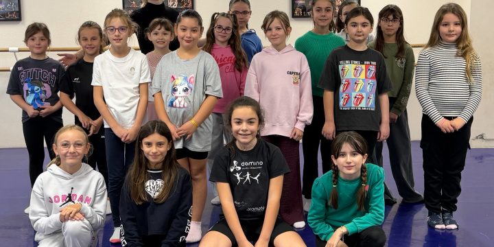Studieuses les danseuses de Street Jazz enfants